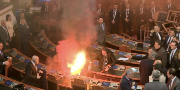 PS miraton rregulloren, përjashtim dy muaj për deputetët që krijuan kaos në Kuvend