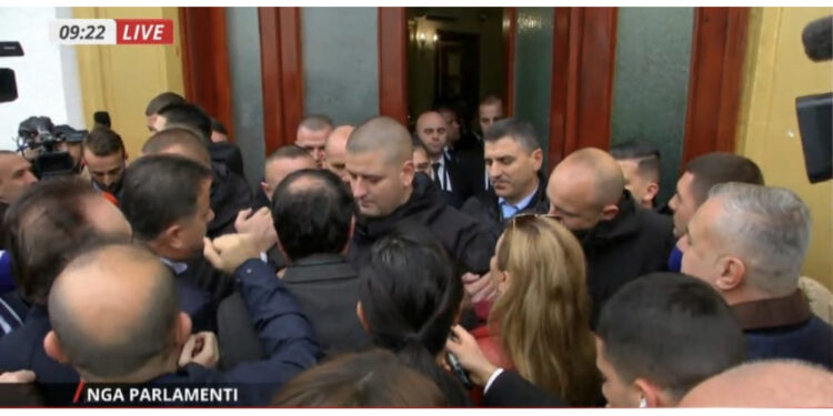 “Hape derën, a jeni në terezi”! Shtyrje dhe përplasje mes deputetëve të PD-së dhe Gardës
