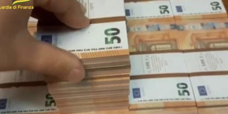 Euro prek nivelin më që ulët që nga korriku, i afrohet pragut të 101 lekëve