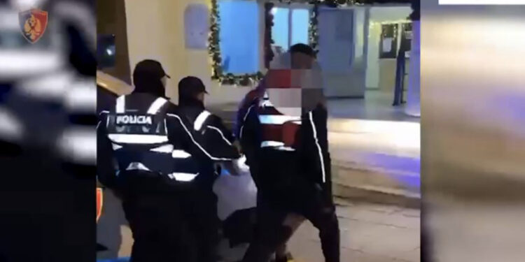 Trafikonin makina të vjedhur në Greqi, e pësojnë keq dy të rinjtë