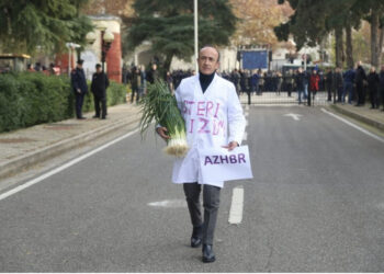 Deputeti i PD-së si doktor në Parlament! “Maskimi’ i tij i tërheq vëmendjen e rivalit të PS-së