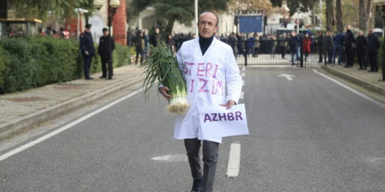Deputeti i PD-së si doktor në Parlament! “Maskimi’ i tij i tërheq vëmendjen e rivalit të PS-së