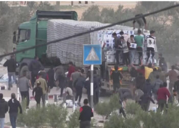 VIDEO/ Skena kaotike teksa njerëzit vrapojnë pas kamionëve që transportonin ndihma në Gaza