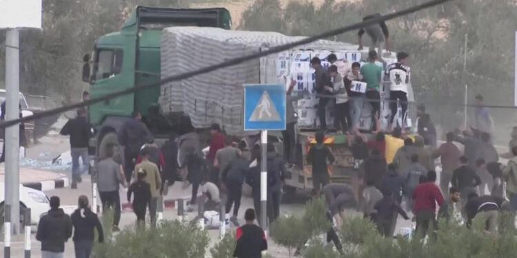 VIDEO/ Skena kaotike teksa njerëzit vrapojnë pas kamionëve që transportonin ndihma në Gaza