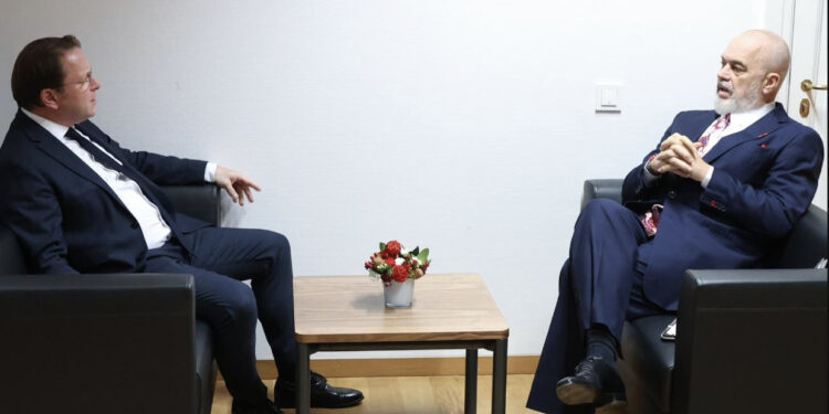 Rama takim në Bruksel me Oliver Varhelyi, komisioneri: Jemi gati të hapim kapitujt e parë të negociatave me Shqipërinë