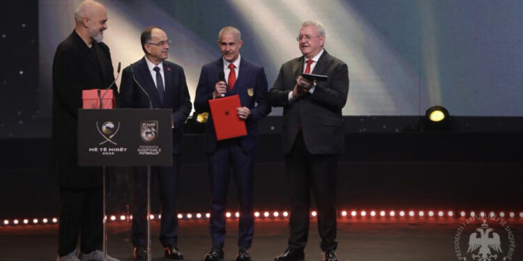 Begaj i dorëzon pasaportën Sylvinho-s, nuk mungojnë batutat mes Ramës dhe Hysajt