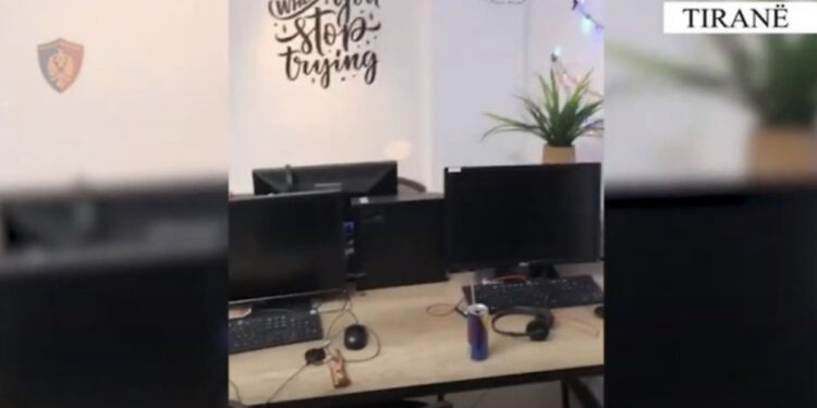Mashtronin të huajt për të investuar në bursa fiktive, arrestohen dy administratorët e një call centeri në Tiranë