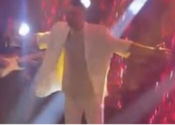 EMRI/ E rëndë, këngëtari i njohur humb jetën në skenë