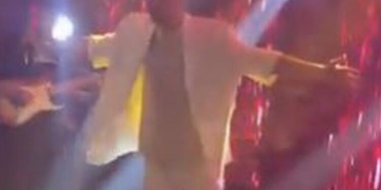 EMRI/ E rëndë, këngëtari i njohur humb jetën në skenë