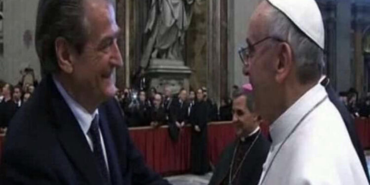 Në pritje të vendimit nga SPAK, Berisha uron shqiptarët për Krishtlindjet