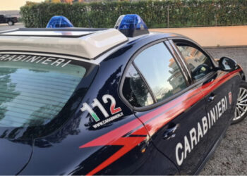 Përndiqte gruan, shqiptari “ngujohet” në shtëpi kur mbërrijnë karabinierët