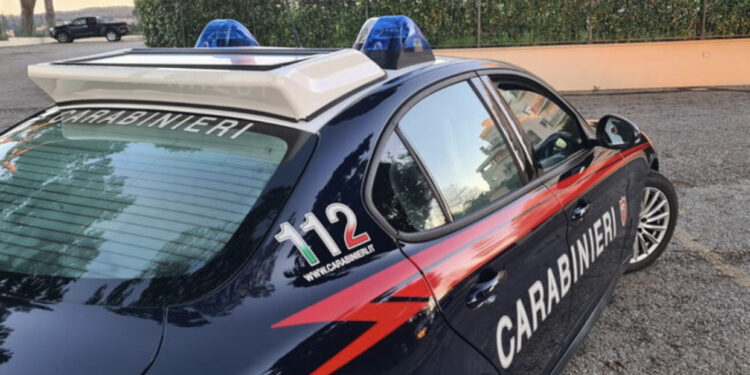 Përndiqte gruan, shqiptari “ngujohet” në shtëpi kur mbërrijnë karabinierët