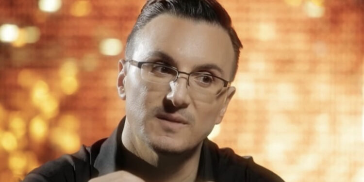 Sëmundja e rëndë i mori nënën, Eno Popi rrëfen i prekur pengun që i ka mbetur: Shijojini prindërit sa i keni