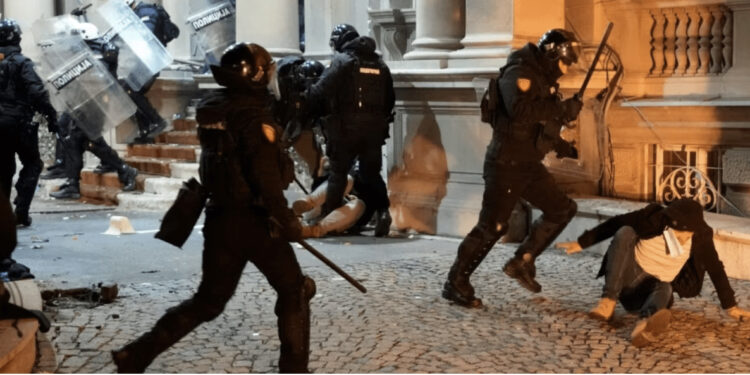 Dhunë ndaj protestuesve në Beograd, Vuçiç: Janë bandit, nuk është revolucion!