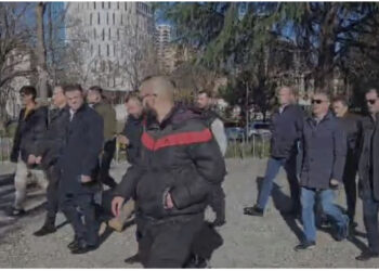 Protesta e opozitës/ Deputetët e parë që mbërrijnë para Kryesisë