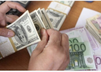 Këmbimi valutor/ Me sa blihen e shiten dollari dhe euro, çfarë ndodh me monedhat e tjera