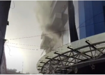 VIDEO/ Zjarri i përmasave të mëdha në Lushnjë, disa persona të asfiksuar dërgohen në spital për ndihmë mjekësore