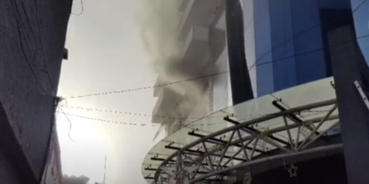 VIDEO/ Zjarri i përmasave të mëdha në Lushnjë, disa persona të asfiksuar dërgohen në spital për ndihmë mjekësore