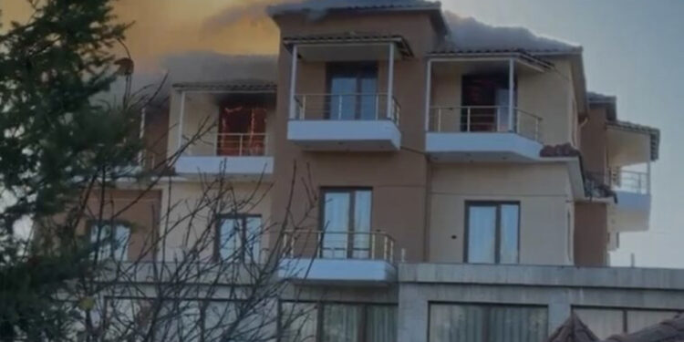 Hoteli përfshihet nga flakët, shkak një defekt në sistemin elektrik