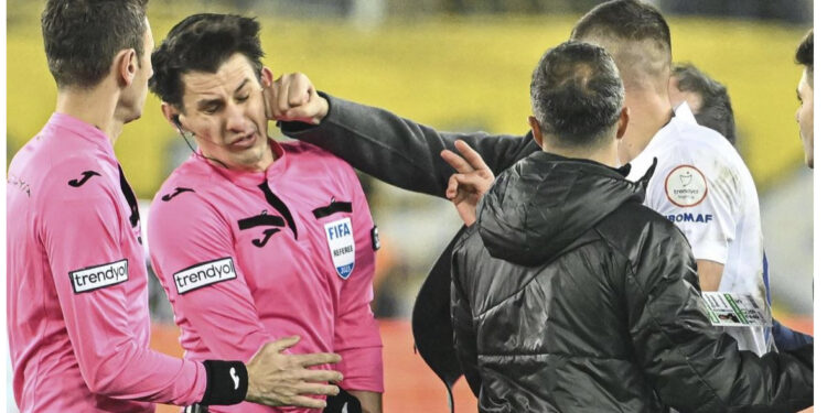 Grushti ndaj arbitrit fut në kaos Turqinë, pezullohet kampionati. Reagon dhe presidenti Erdogan