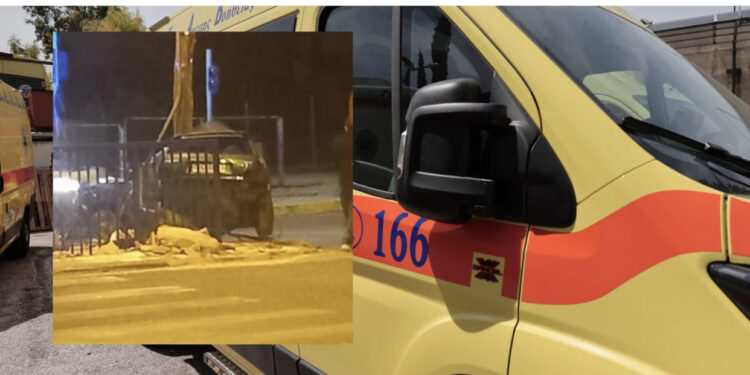 Makina i bie shtyllës dhe ndahet në dysh, dy të rinj humbasin jetën