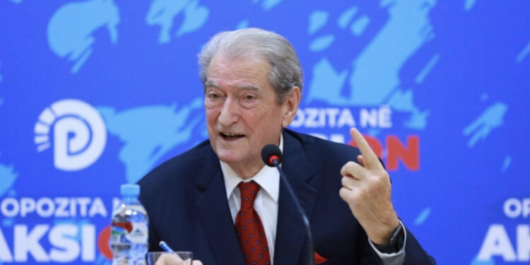 LIVE-Fjalimi i fundit në Këshill: Duan të më fusin brenda, por unë jam Sali Berisha