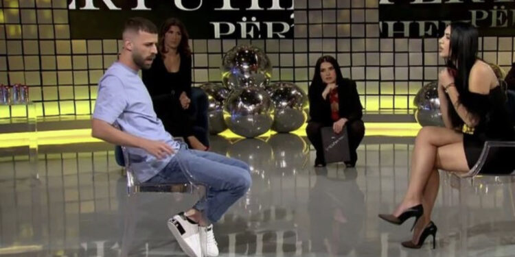 “Ti je mësuar të rrish si langaraq rrugëve”, plas keq në emisionin e dashurisë, konkurentja largohet