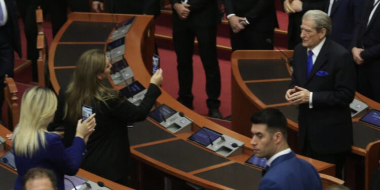 Kuvendi miratoi arrestimin e tij, Berisha refuzoi të flasë, ja kushti që vendosi