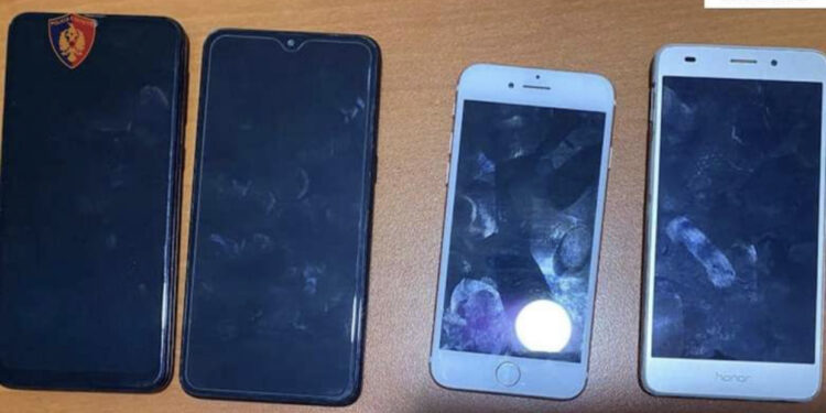 Fqinji e shtyu të vjedhë celularë, arrestohet 17-vjeçari
