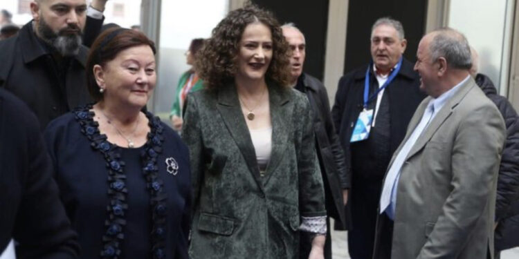 Mediat/ Si i arratisuri nga burgu grek, grabiti shtëpinë e Argita Malltezit në Tiranë