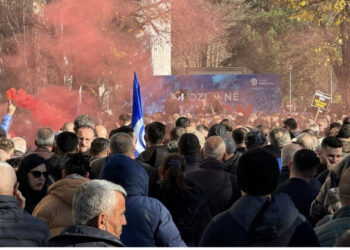 Tymuese brenda dhe jashtë Kuvendit, ja çfarë ndodh në protestën e opozitës