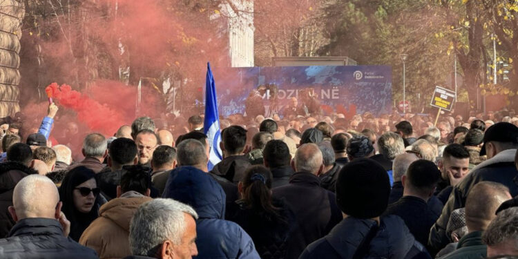 Tymuese brenda dhe jashtë Kuvendit, ja çfarë ndodh në protestën e opozitës