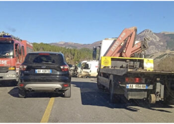 Makina e shkatërruar, dalin pamjet e aksidentit të frikshëm te Rruga e Arbrit, dy të vdekur