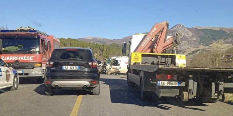 Makina e shkatërruar, dalin pamjet e aksidentit të frikshëm te Rruga e Arbrit, dy të vdekur