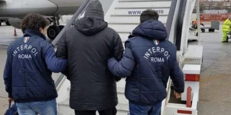 Kaloi në Rinas pa u pikasur, arrestohet në Gjermani i riu shqiptar për lidhje me “Ndragnhetën”