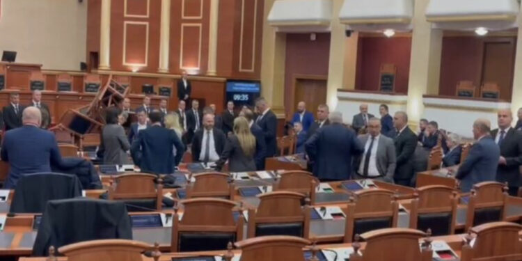 EMRAT/ I “vunë flakën” Kuvendit, përjashtohen Sali Berisha dhe 5 deputetë të opozitës