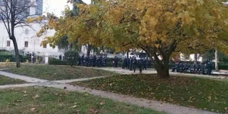 Protesta e Berishës, policia “blindon” Kuvendin, 800 efektivë në terren