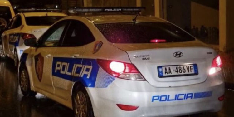 Të shtëna me armë zjarri në Fier, dyshohet se polici ka qëlluar djalin e kolegut