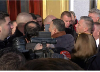 “O zotëri, o shoku, ik ore”! Nisin shtyrjet në hyrje të Parlamentit