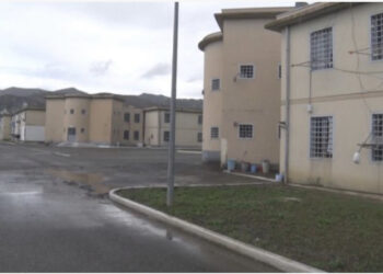 Polici qëllon me armë një të burgosur në burgun e Peqinit