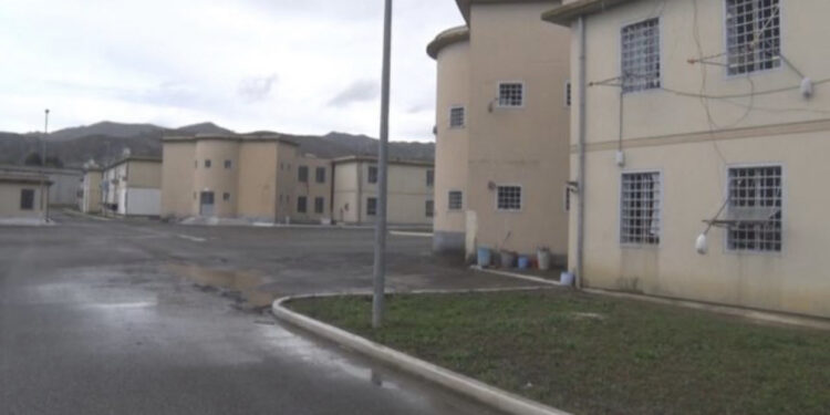 Polici qëllon me armë një të burgosur në burgun e Peqinit