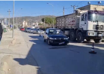 Aksident në Lushnje/ Makina përplas motoçikletën, plagosen rëndë dy persona