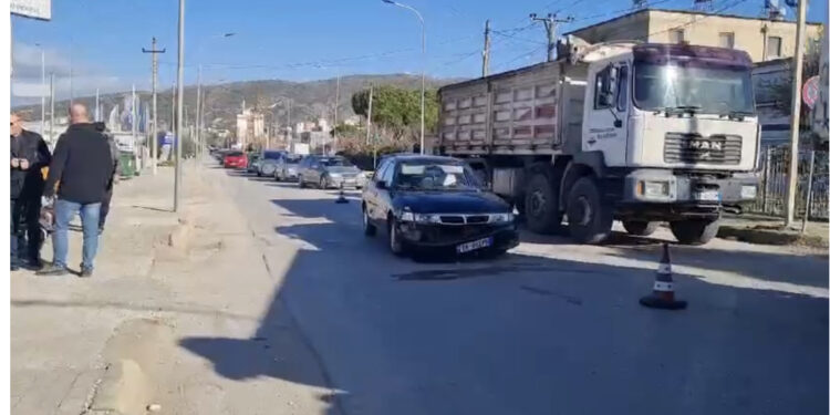 Aksident në Lushnje/ Makina përplas motoçikletën, plagosen rëndë dy persona