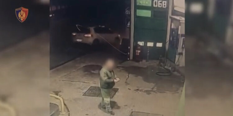 VIDEO-Grabitje e dhunshme në mes të natës në Tiranë