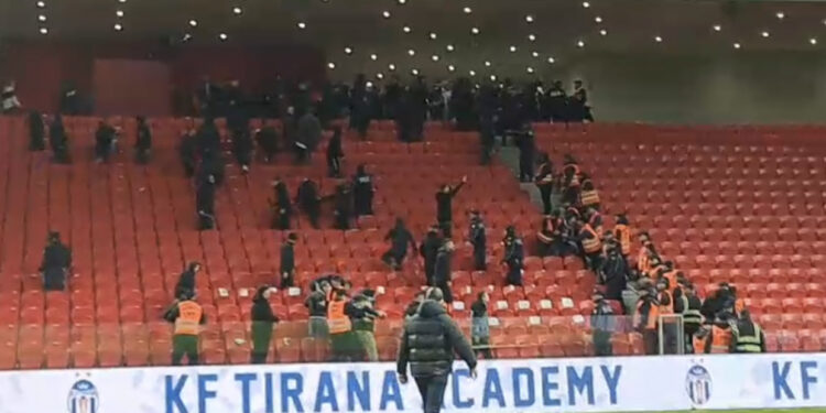 Tensionet në derbin Tirana-Partizani, policia arreston 4 tifozë