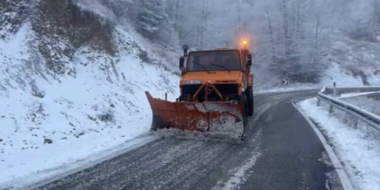 Reshjet e dëborës në juglindje, si paraqitet gjendja e rrugëve