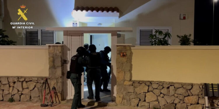 Thikën në fyt djalit të biznesmenit, kapen “skifterët” në Spanjë, shumica shqiptarë