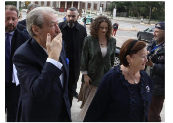 FOTO: A po përgatitet Argita t’i zejë vendin Sali Berishës?