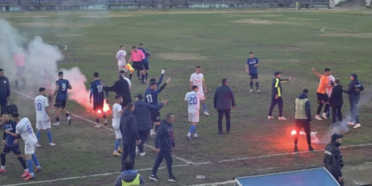 Kaos në Gjirokastër, flakadanë, grushta e shqelma në fushë, 3 kartona të kuqë