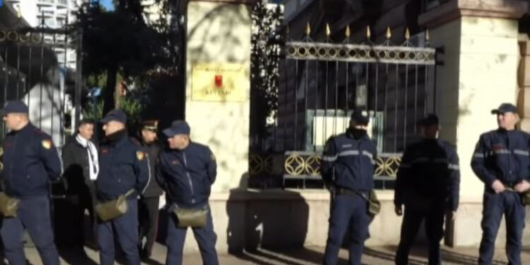 Këshilli i Mandatave vendos për Berishën, policia “rrethon” derën e Kryesisë